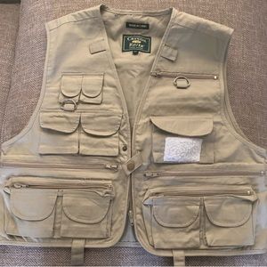Excellent Preowned Condition Crystal River Fishing Vest Size Medium. Very nice